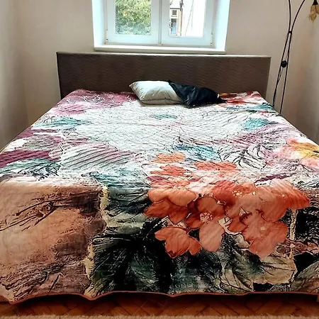 Old Town - 3 Bedrooms Soltyka Str S4